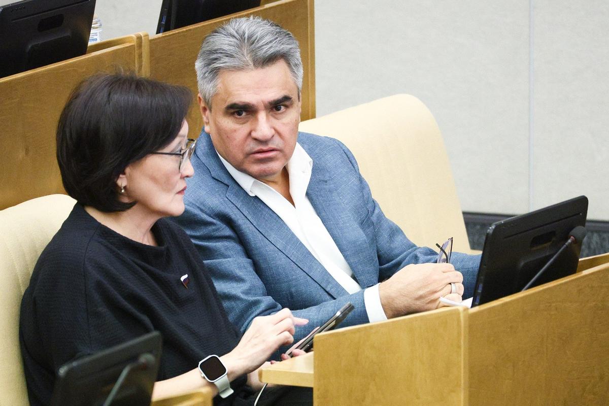 Сардана Авксентьева и руководитель фракции «Новые люди» Алексей Нечаев. Фото: Сергей Булкин / ТАСС