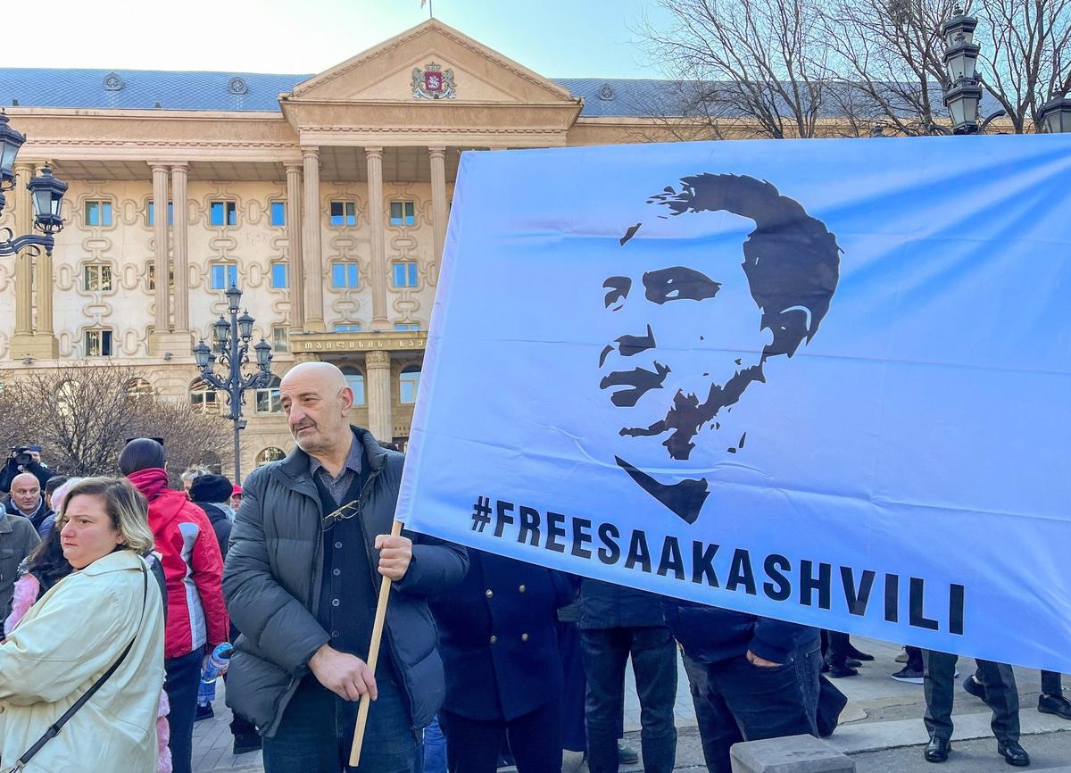 Январь 2022 года. Сторонники политика Михаила Саакашвили у Тбилисского городского суда. Фото: Михаил Егиков / ТАСС