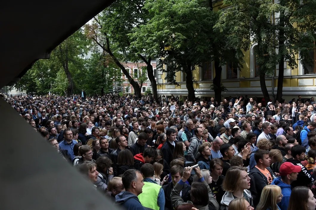 Во дворе Избиркома собралось более 1000 человек. Фото: Виктория Одиссонова/ «Новая»