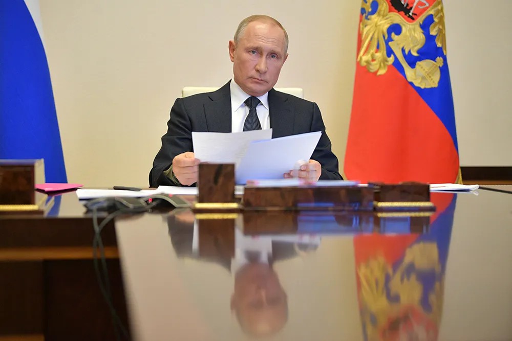Владими Путин проводит онлайн-совещание по вопросу о санитарно-эпидемиологической обстановке. Фото: Алексей Дружинин / ТАСС