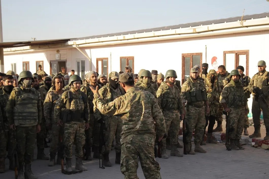 Полевой командир 3-го корпуса ССА инструктирует бойцов перед захватом деревни Эт-Телль-эль-Абьяд. Фото: источник, специально для «Новой газеты».
