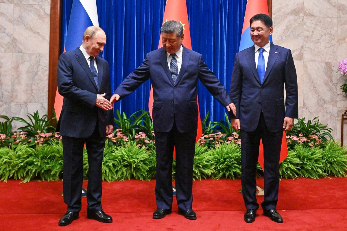 2 сентября 2025 года. Пекин. Владимир Путин, председатель КНР Си Цзиньпин и президент Монголии Ухнаагийн Хурэлсух. Фото: Сергей Бобылев / POOL / ТАСС