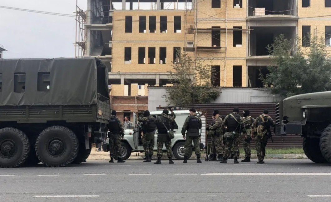 К протестующим стали стягивать силы ОМОНа. Фото: телеграм-канал «ИНгушетия 2018»