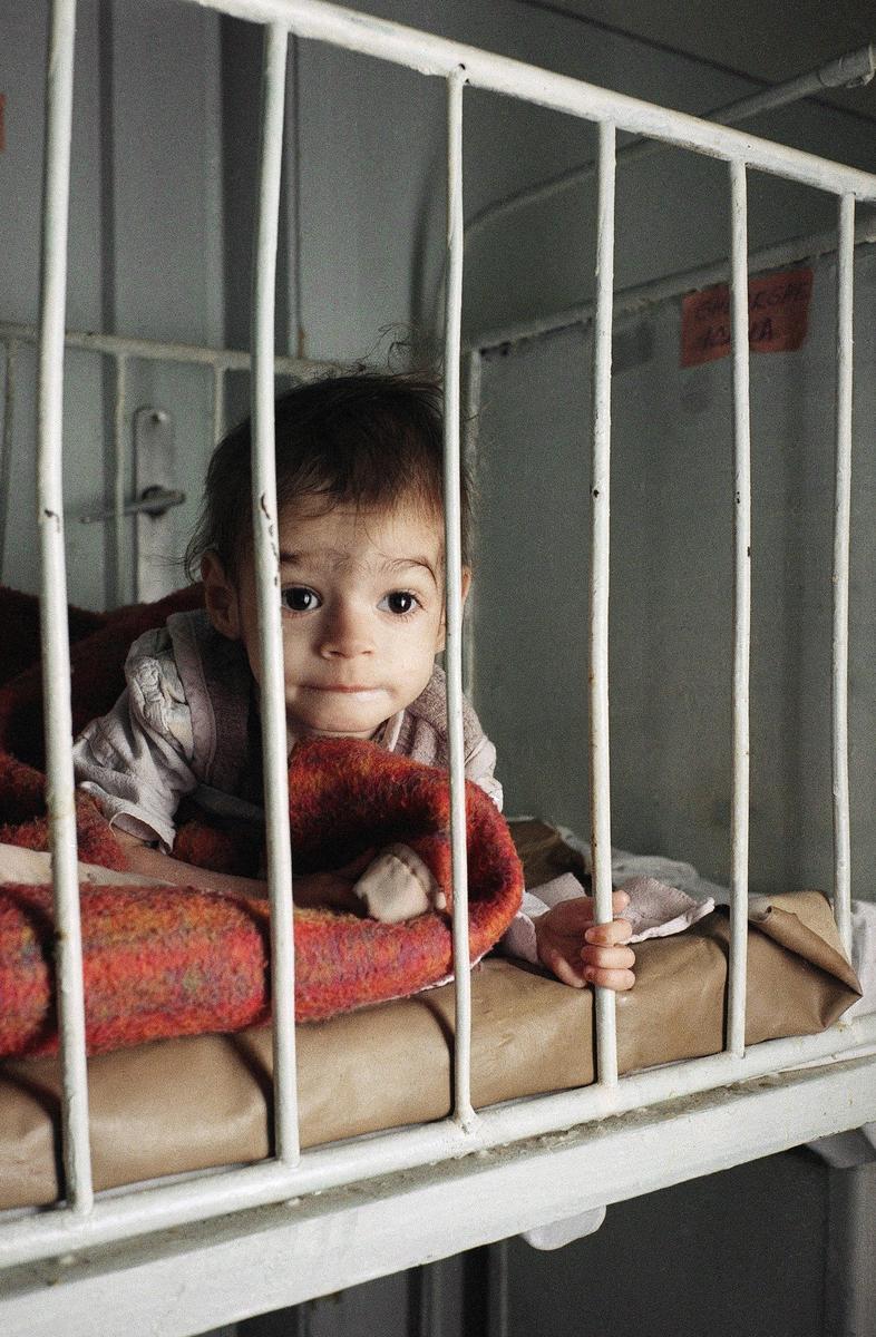 1990 год. Ребенок в центре СПИДа, Румыния. Фото: Peter Dejong / AP