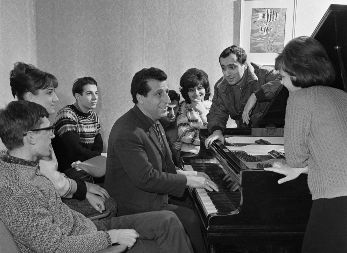 Арно Бабаджанян во время встречи с молодыми музыкантами. Фото: А. Коньков, В. Мастюков / ТАСС