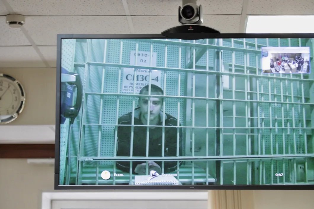 Павел Устинов по видеосвязи. Фото: Влад Докшин / «Новая газета»