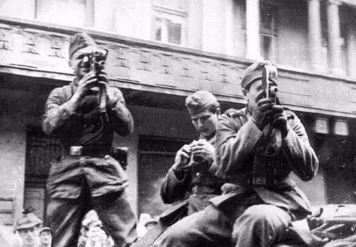 Операторы, присланные из Берлина, чтобы задокументировать погромы. Фото: архив