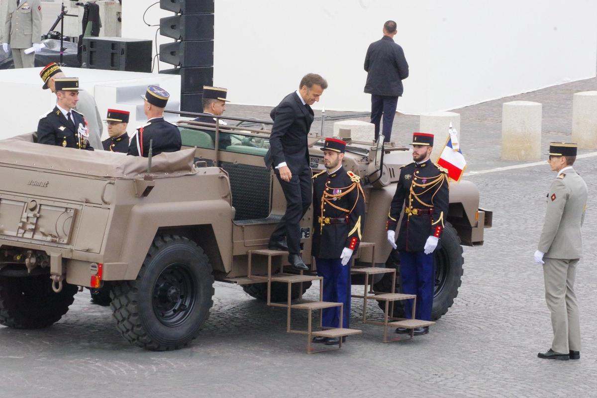 Эмманюэль Макрон на военном параде 08.05.2025. Фото: Юрий Сафронов / «Новая газета»