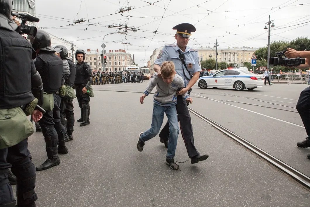 Задержание ребенка на акции. Фото: Елена Лукьянова/ «Новая газета»