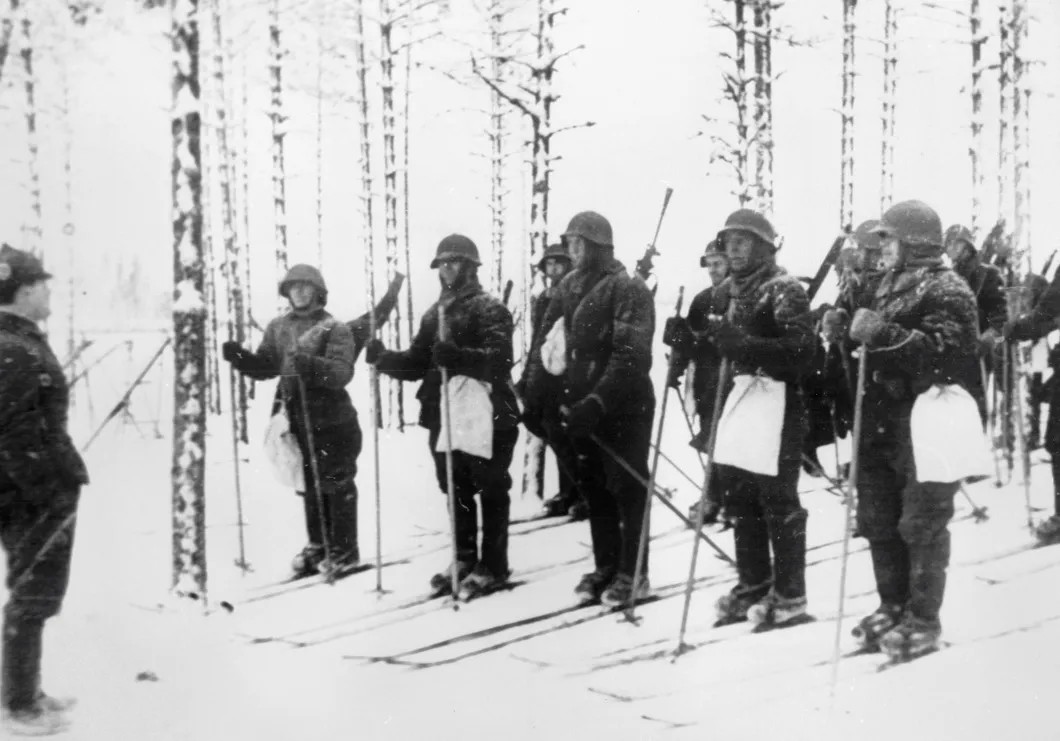 Советско-финская война 1939-1940 гг. Группа разведчиков на лыжах получает задание командира. Фото: РИА Новости