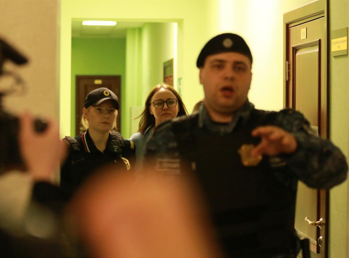 Светлану Петрийчук ведут в зал суда. Фото: Евгений Куракин