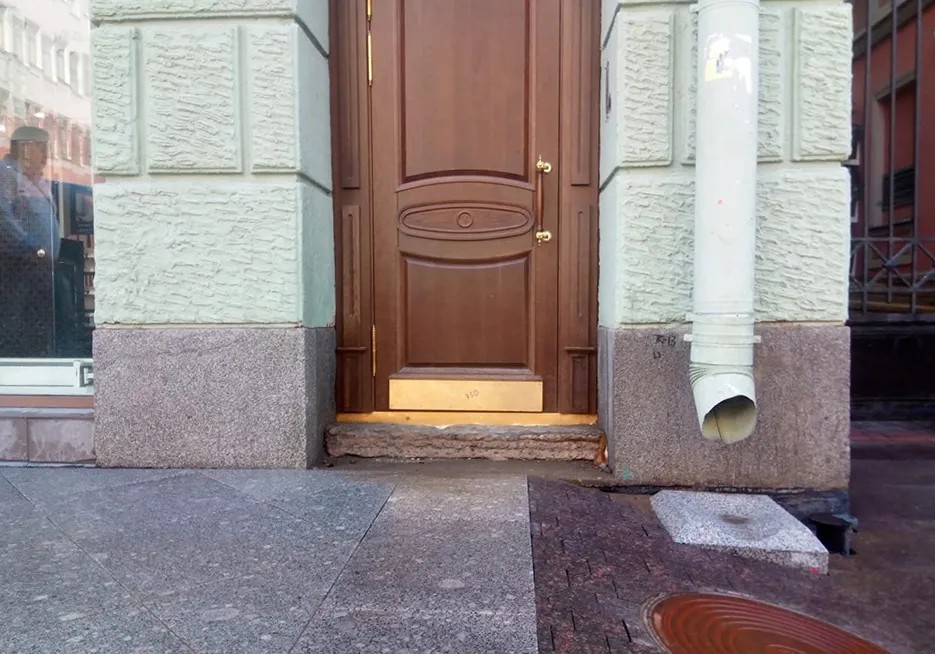 Опасный аттракцион на выходе из дома 39 на Большом проспекте П.С. Фото: Арина Журавлева