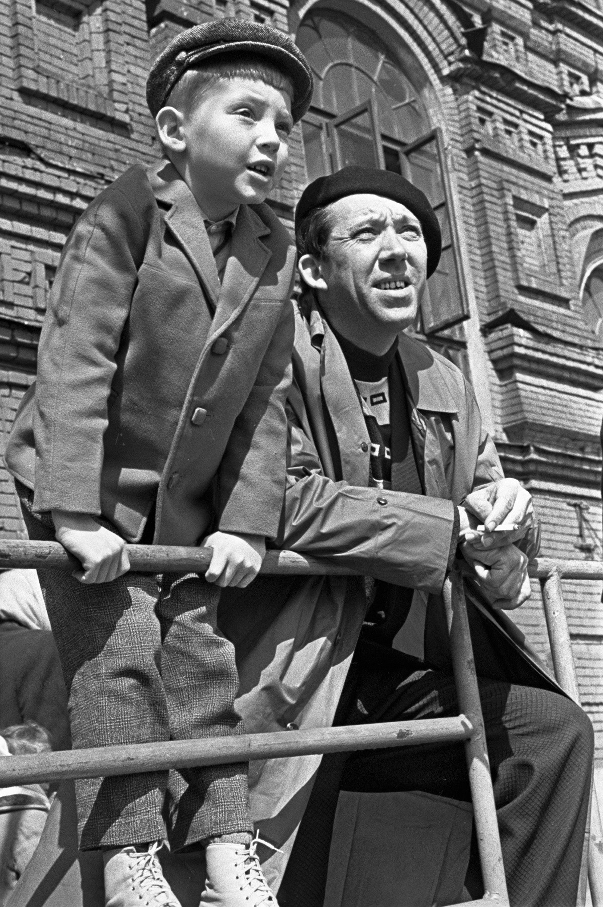 Юрий Никулин с сыном Максимом на Красной площади. Фото: РИА Новости