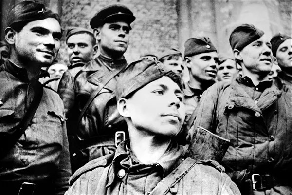 Григорий Булатов (на переднем плане) на ступенях Рейхстага. 3 мая 1945 года. Фото: Александр Капустянский
