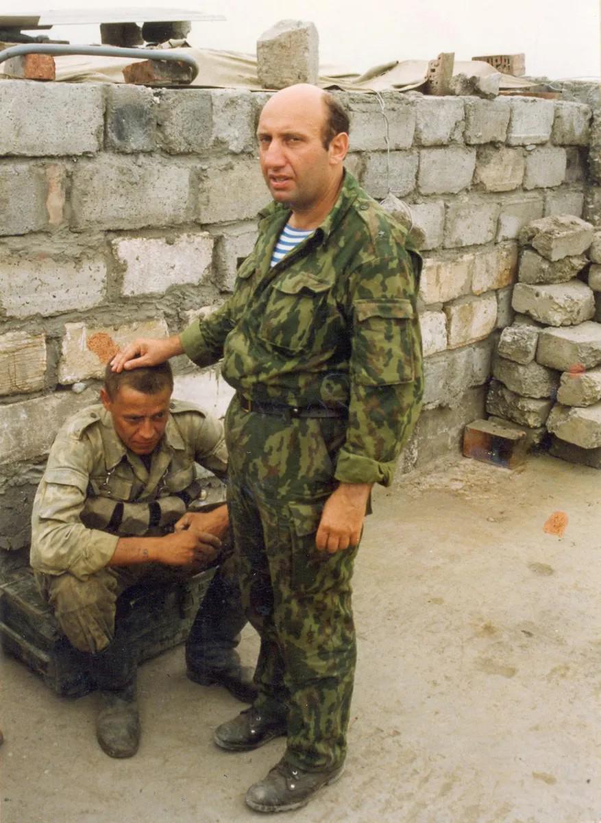Майор Измайлов. Чечня, блокпост. Июнь 1996. «Терпи, солдат». Фото: Сергей Кузнецов