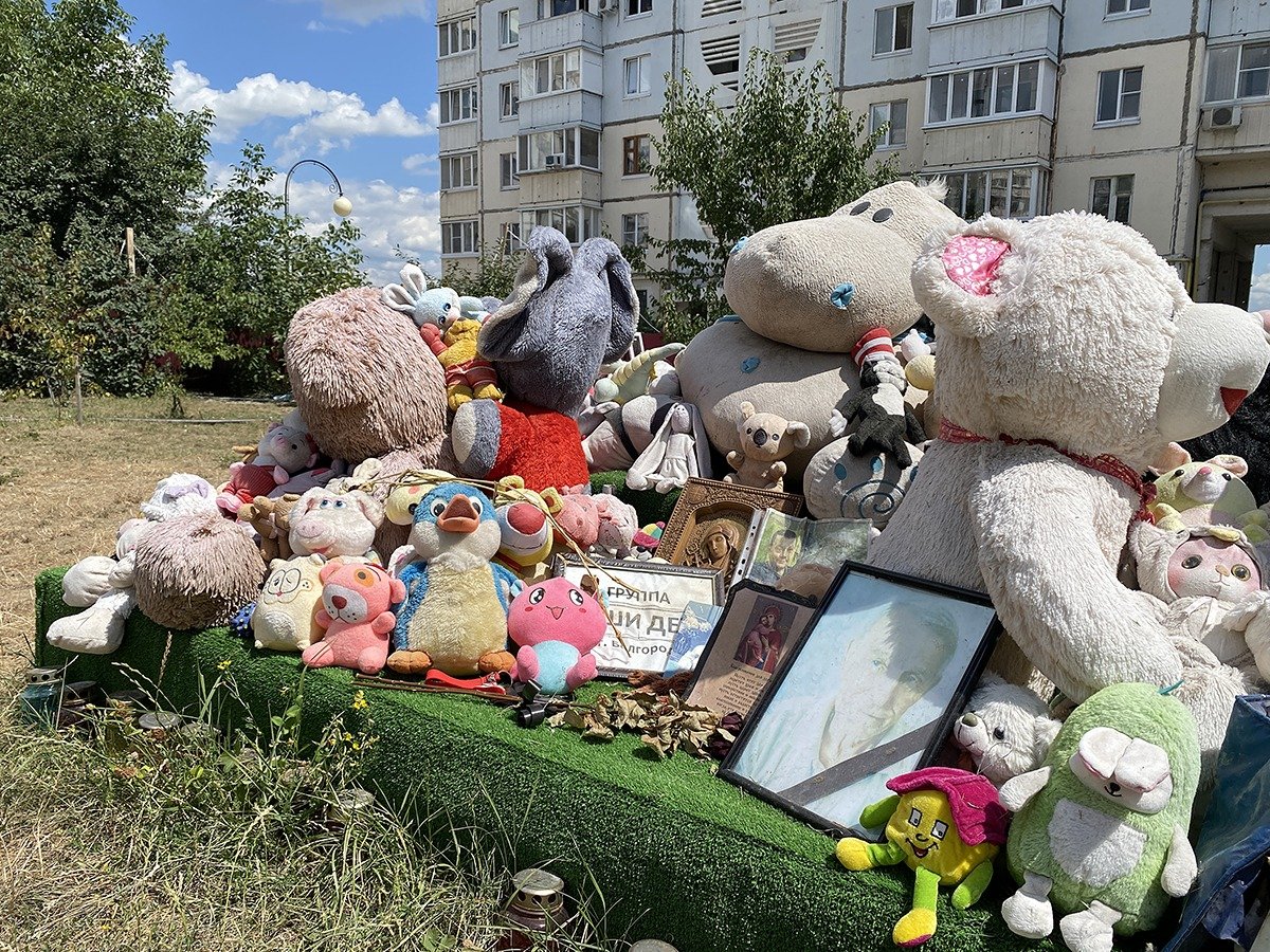 Мемориал в память о жертвах обстрела 12 мая. Фото: Татьяна Васильчук / «Новая газета»