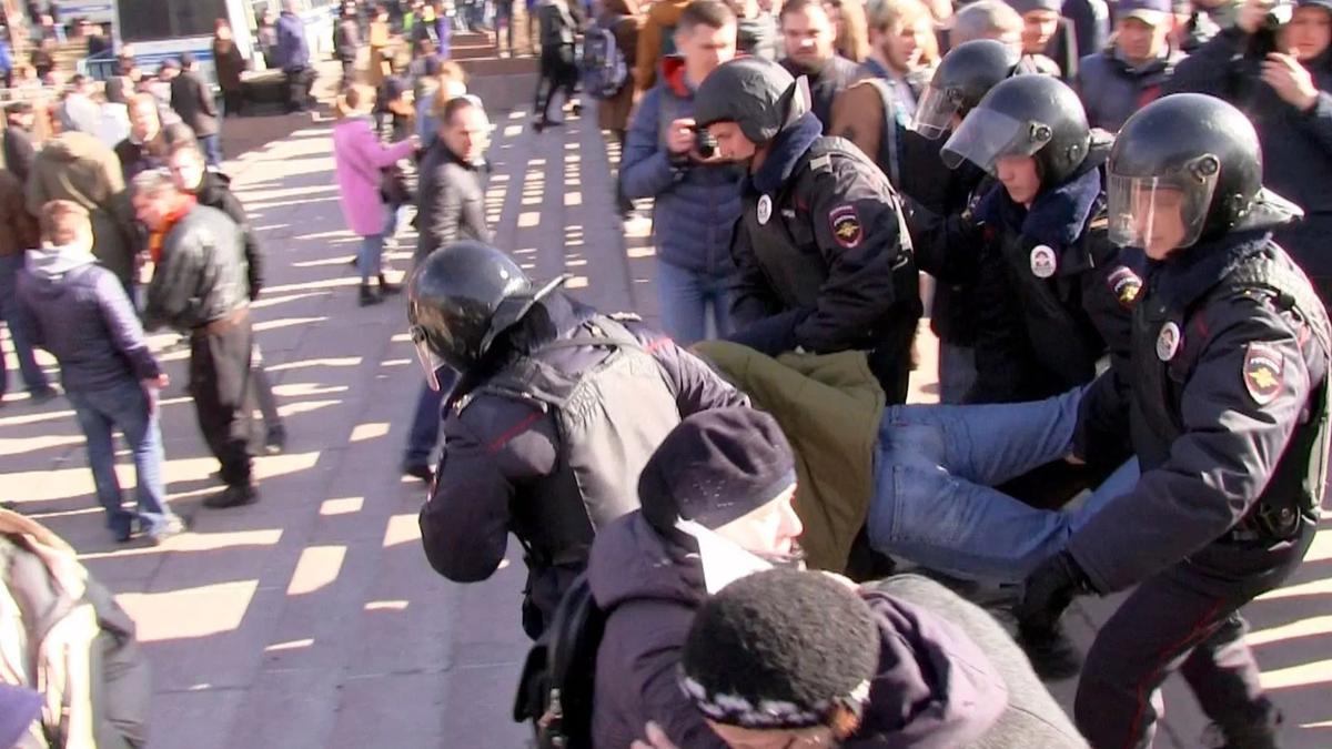 Задержания на митинге против коррупции в Москве. Видео