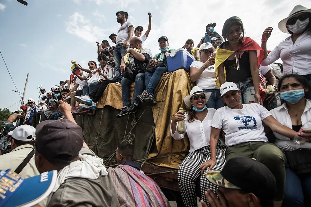 Грузовик с гуманитарной помощью на мосту Симона Боливара. Фото: Родольфо Чурион