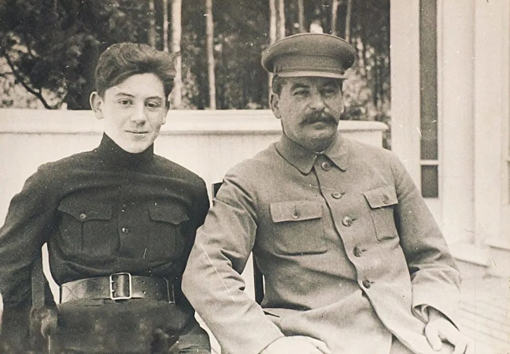 Василий Сталин с отцом. Фото: public domain