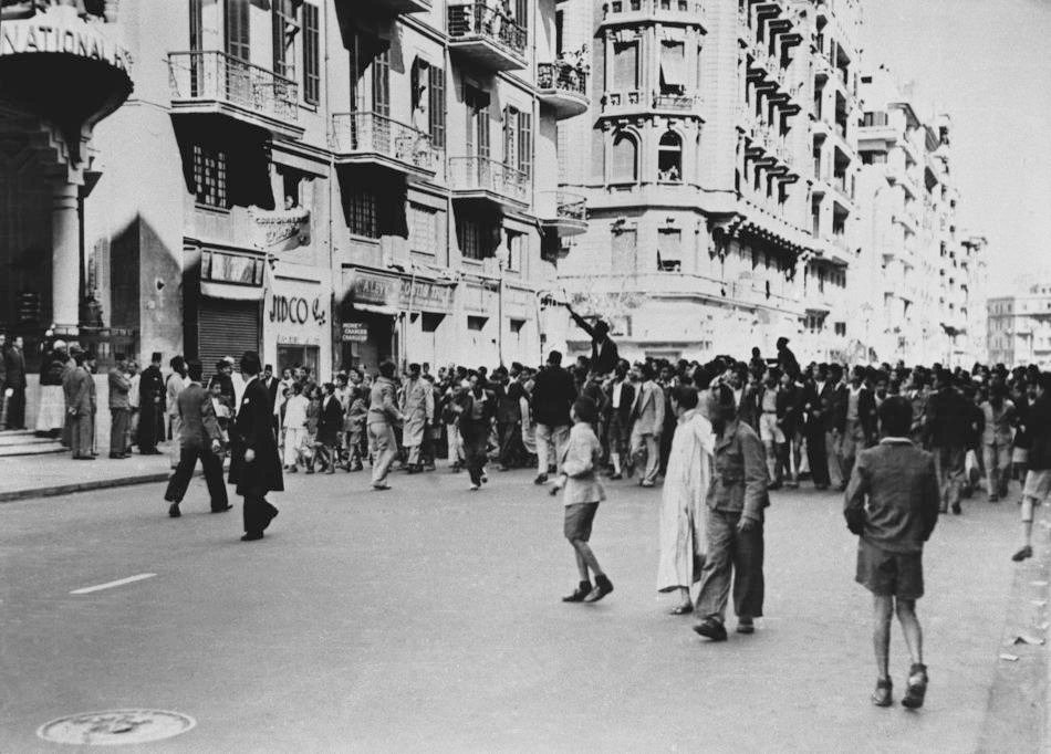 «Черная суббота». Толпа марширует к отелю «Шепардс» в Каире. 25 января 1952 года. Фото: Википедия