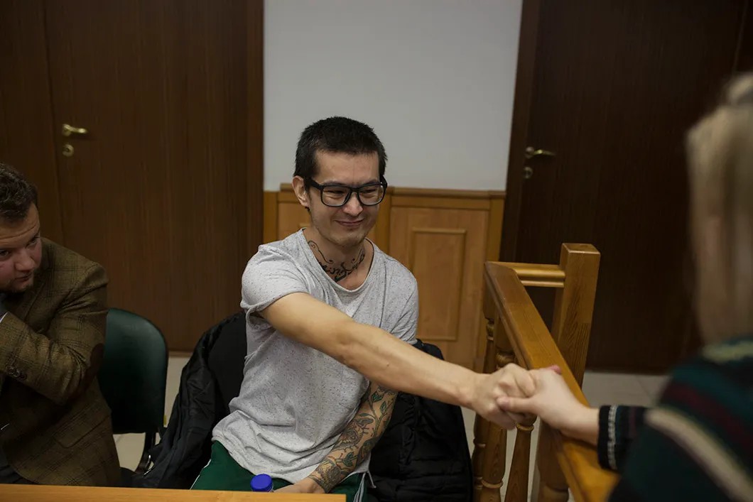 Суд разрешает Али покинуть Россию. 2 февраля 2018 года. Фото: Влад Докшин / «Новая газета»