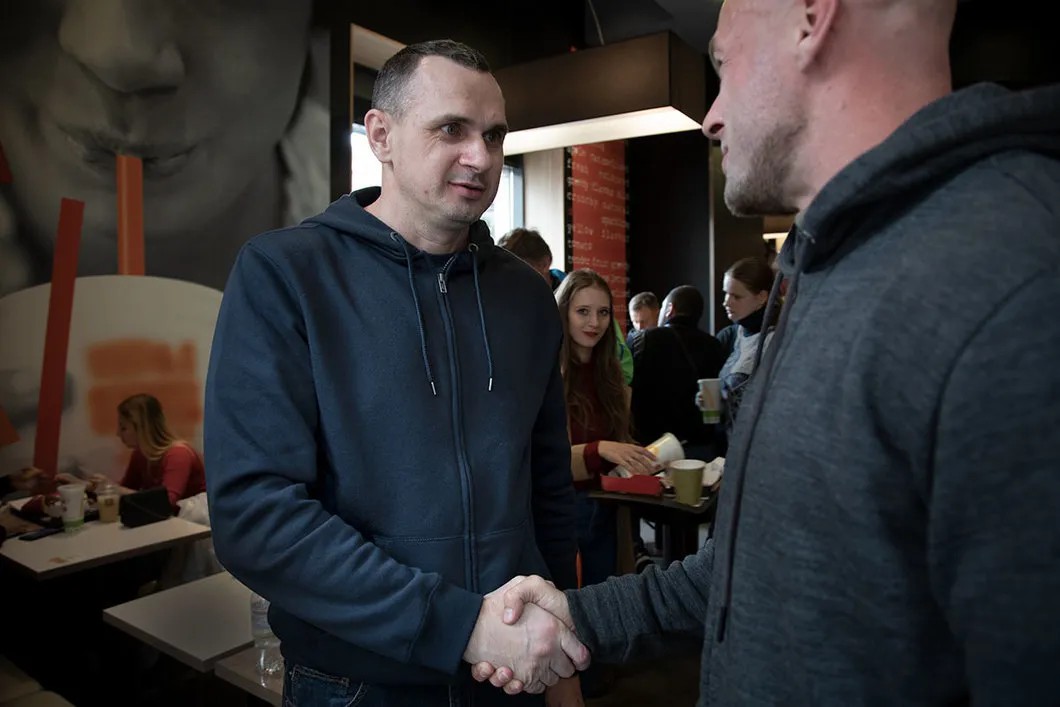 Strangers wish Oleg Sentsov good luck. Photo by Anna Artemyevа, Kiev