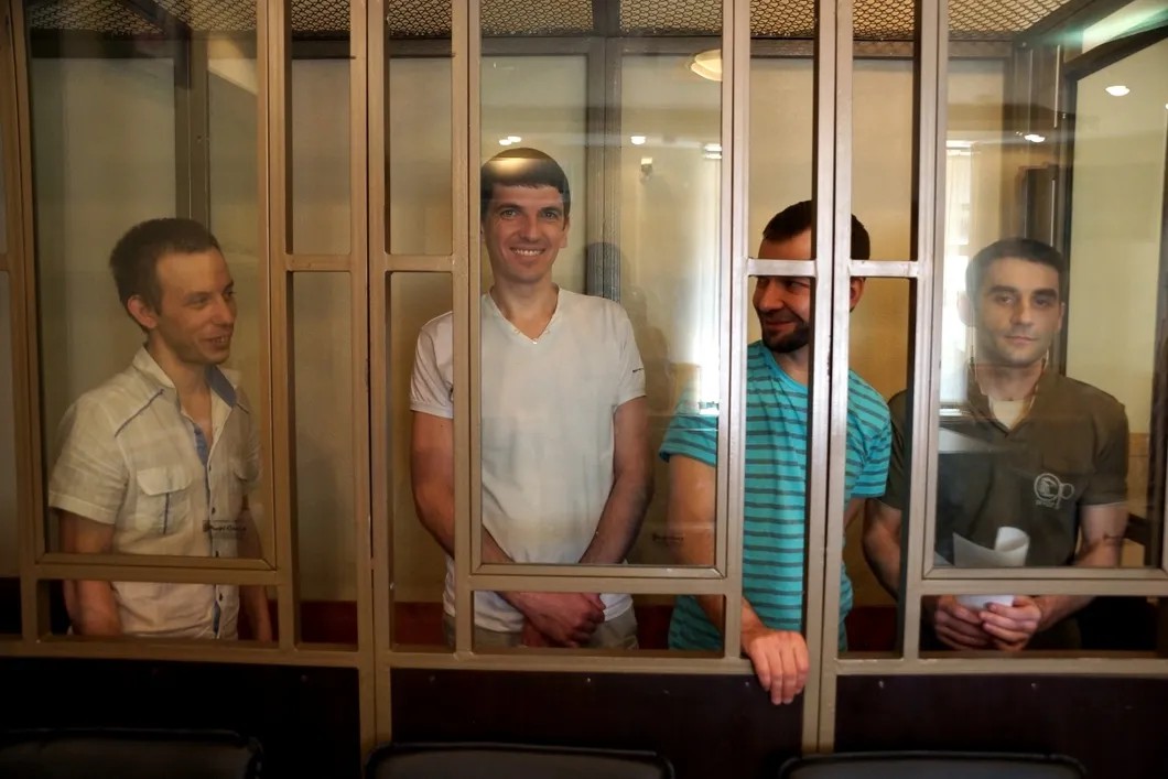 «Севастопольская четверка» Хизб ут-Тахрир в суде. Фото: Антон Наумлюк / «Новая газета»