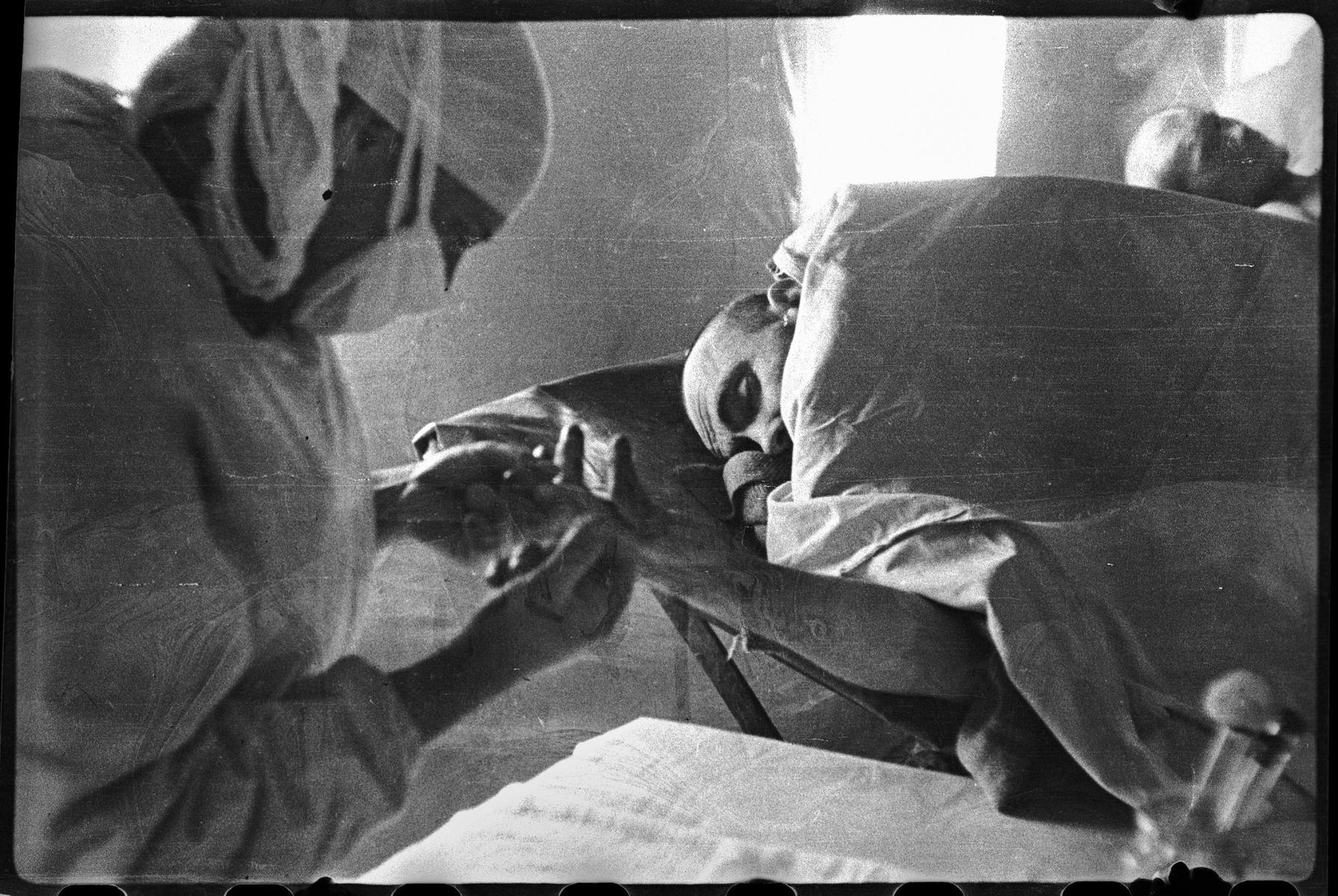 Большая перевязочная. Взятие крови у раненого Чуян для определения группы. 308 МСБ в поселке Шули (между Севастополем и Бахчисараем), 4-й Украинский фронт, 51-я армия, Крым. 28 апреля 1944 года