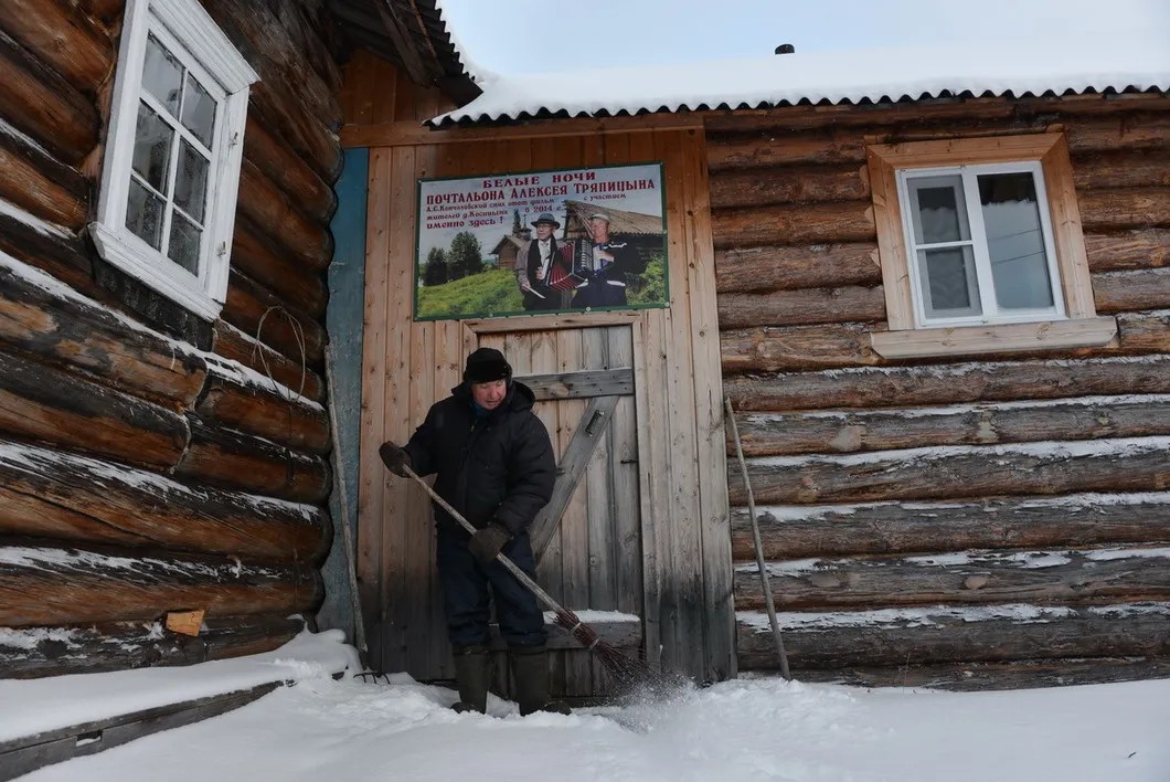 Тряпицын на пороге своего дома в Косицыно. Фото: Виктория Одиссонова / «Новая газета»