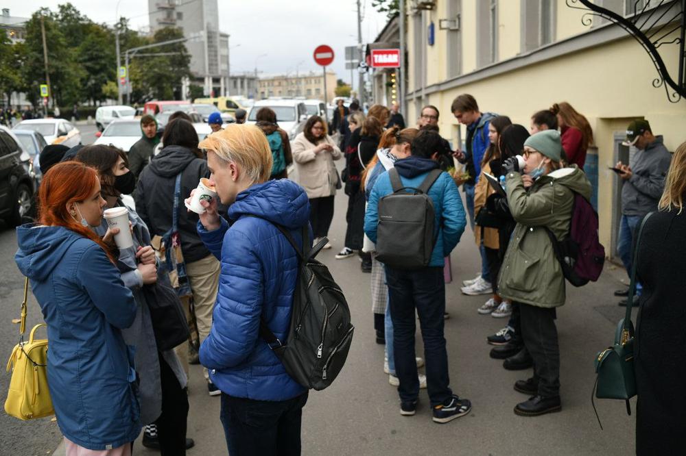 Группа поддержки 16 сентября около суда. Фото: Светлана Виданова / «Новая газета».