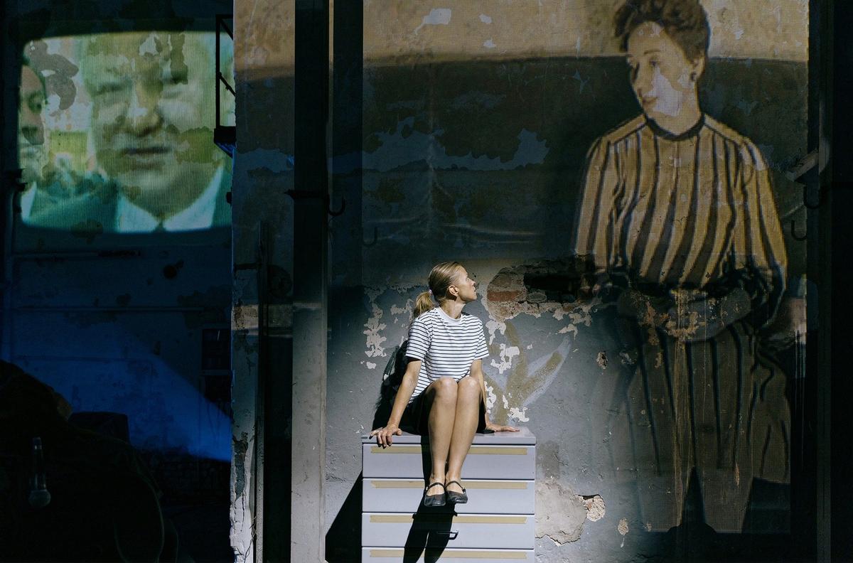 Сцена из спектакля Das Land, das ich liebe. Фото: Виктория Назарова