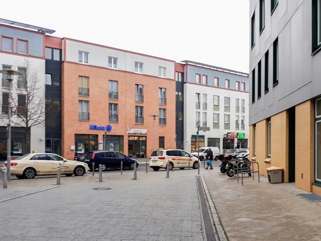 Примеры нового жилого строительства и реконструкции зданий в районах на окраинах. Кварталы смешанной застройки в новом центре района Хеллерсдорф