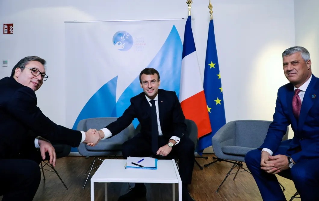 Макрон в роли неформального лидера Европы работает над примирением Сербии (Вучич слева) и Косово (Тачи справа). Фото: EPA