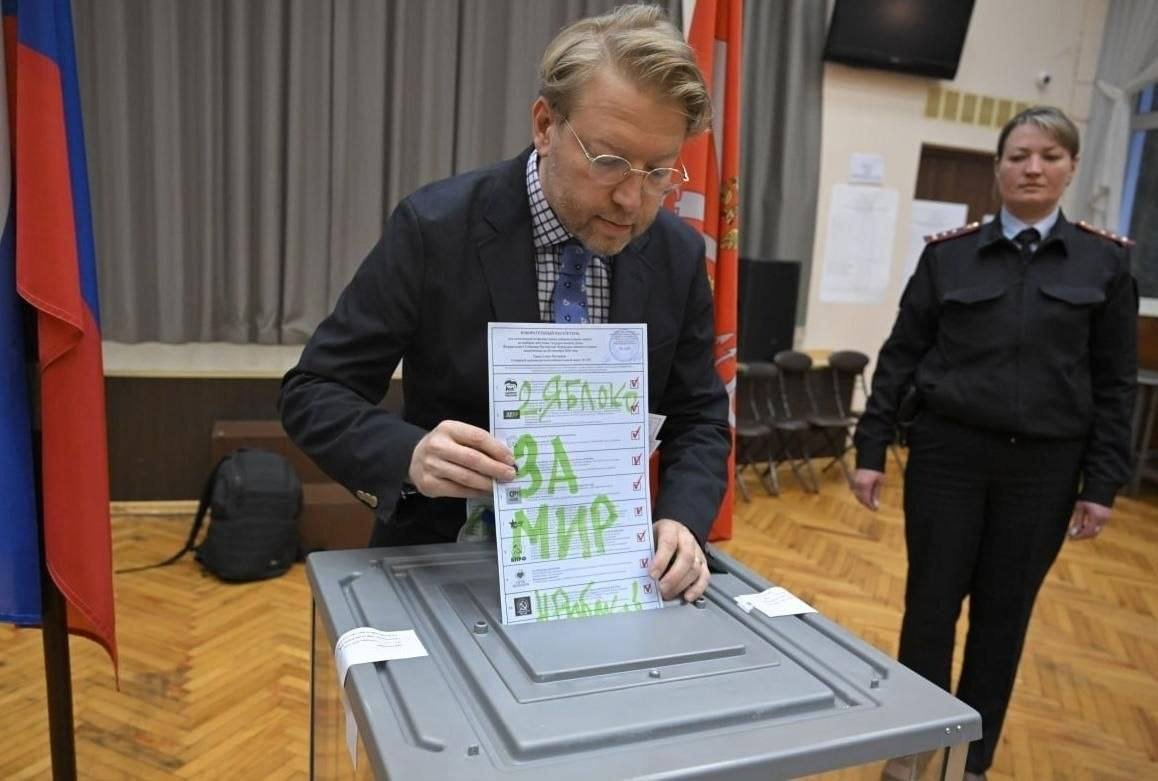 Николай Рыбаков голосует на выборах. Фото: «Яблоко»