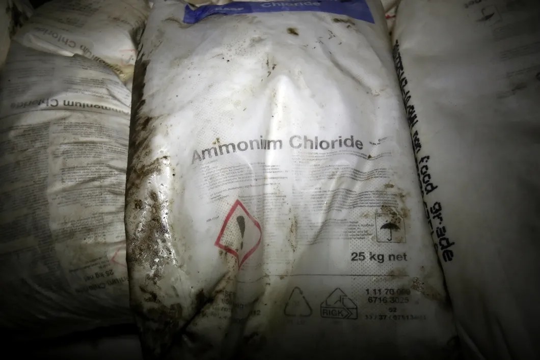 Мешки с хлоридом аммония, найденные в городе Дума. Фото: Reuters
