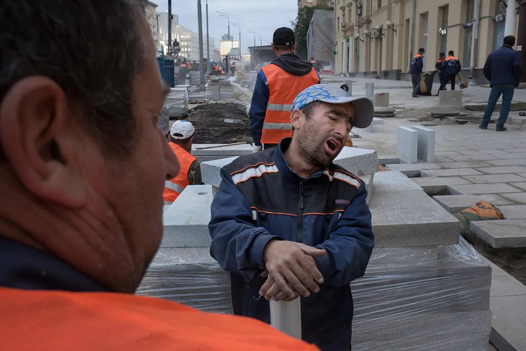 Красавчик поет на строительной площадке. Фото: Анна Артемьева / «Новая»