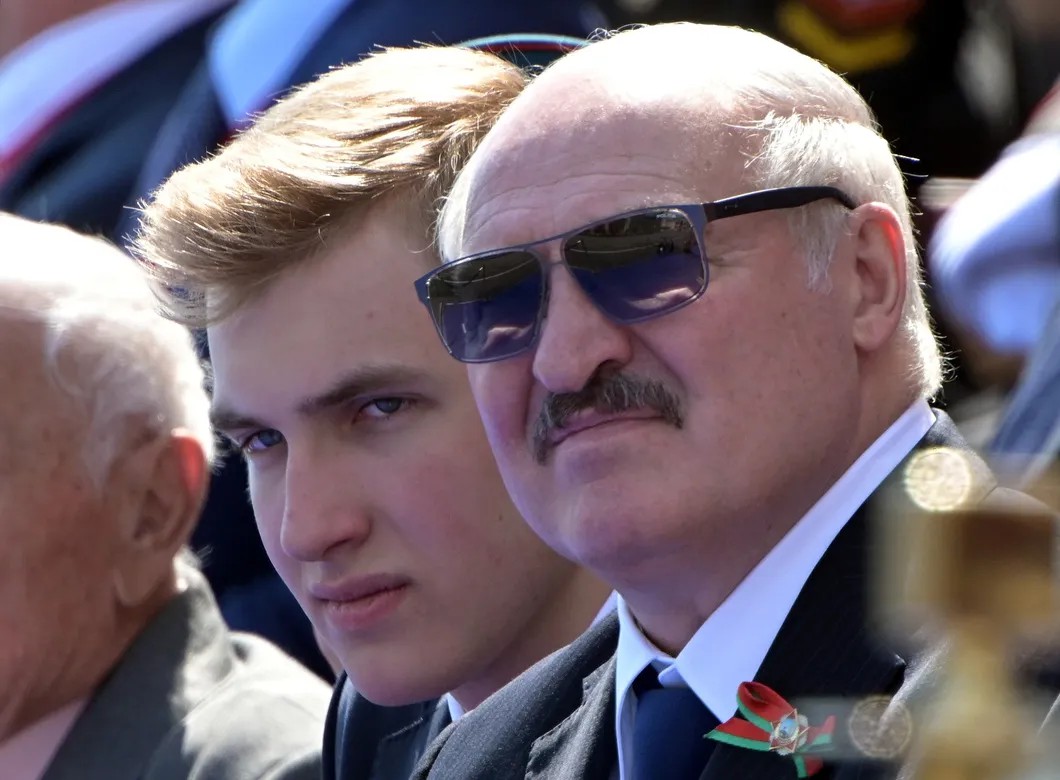 Президент Беларуси Александр Лукашенко с сыном. Фото: Reuters