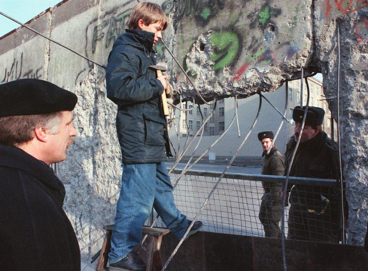 Падение Берлинской стены. Фото: picture-alliance / dpa