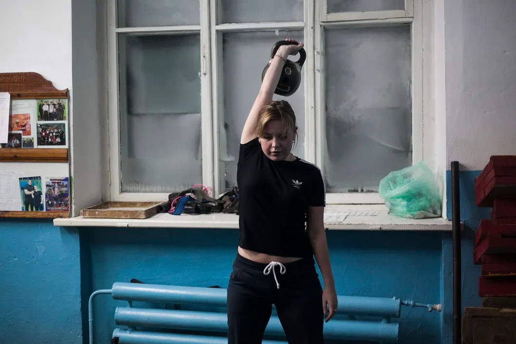Мария Юрьева в тренажерном зале после уроков. Фото: Влад Докшин / «Новая газета»