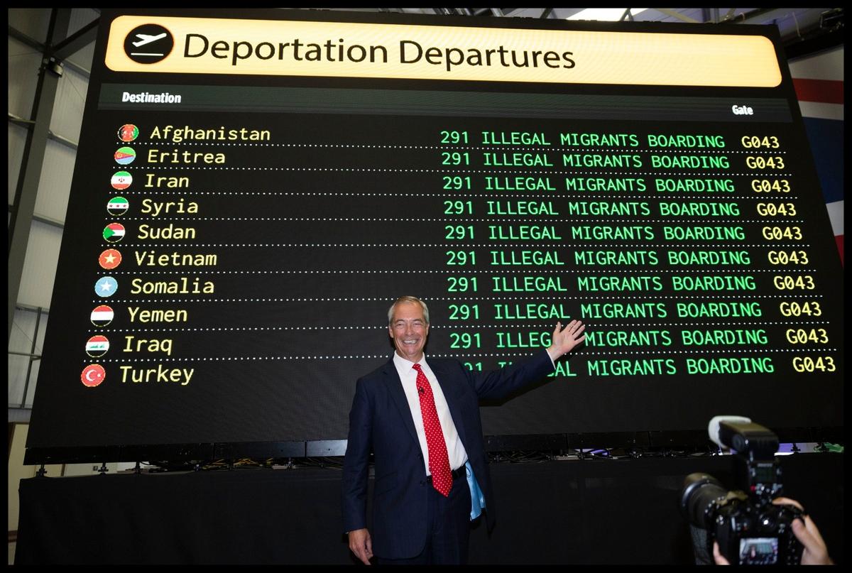 Найджел Фарадж может провести пресс-конференцию где угодно, хоть в аэропорту «Лондон Оксфорд», как 26 августа 2025 года. Было бы желание, а оно у него есть всегда. Фото: Zuma / TASS