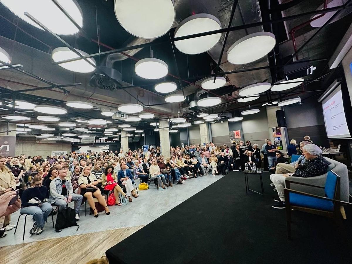 Выступление Владимира Сорокина на «Пражской книжной башне». Фото из соцсетей ярмарки