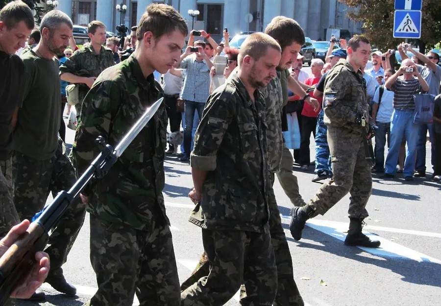 Колонна пленных украинских военнослужащих в Донецке. Фото: РИА Новости