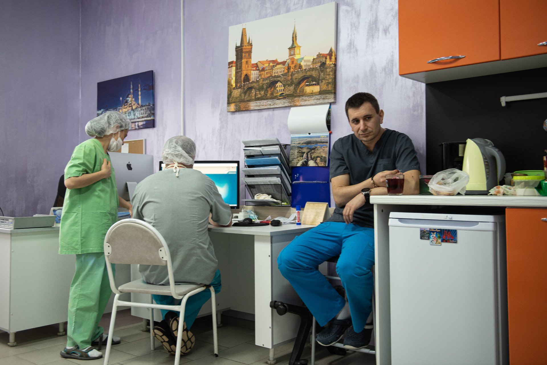 Заведующий акушерским отделением Игорь Хребин в ординаторской. Фото: Мария Масляева