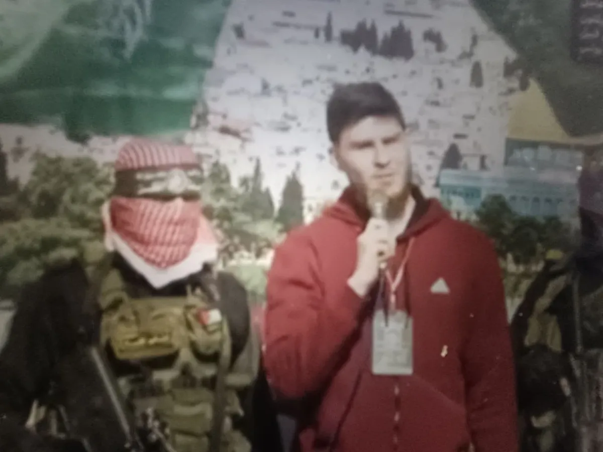 Боевики заставляют заложников говорить текст во время освобождения со сцены под телекамеры. С микрофоном — Александр Труфанов