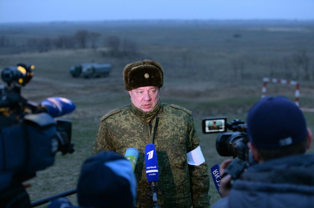 Командующий армией во время подхода к журналистам по окончании очередного этапа военных учений. Фото: РИА Новости