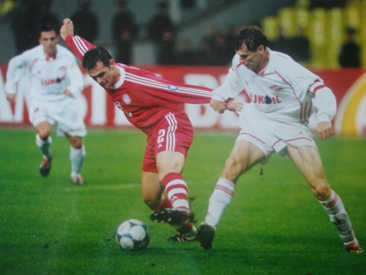 2001 год. Лига чемпионов. «Спартак» — «Бавария». Егор Титов в борьбе с Вилли Саньолем. Фото: Евгений Успенский