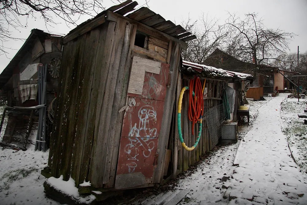 Старые сарай и туалет на одном из участков. Фото: Светлана Виданова / «Новая газета»