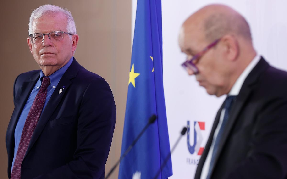 Министр иностранных дел Франции Жан-Ив Ле Дриан (справа) и глава дипломатии ЕС Жозеп Боррель (слева) на совместной пресс-конференции по украинскому кризису. Париж, 22 февраля 2022 года. Фото: EPA-EFE