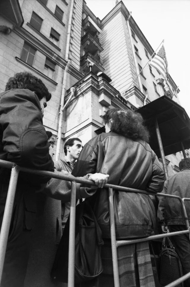 Советские граждане в очереди у посольства США в СССР, 1990-й год. Фото: Александр Неменов / ТАСС