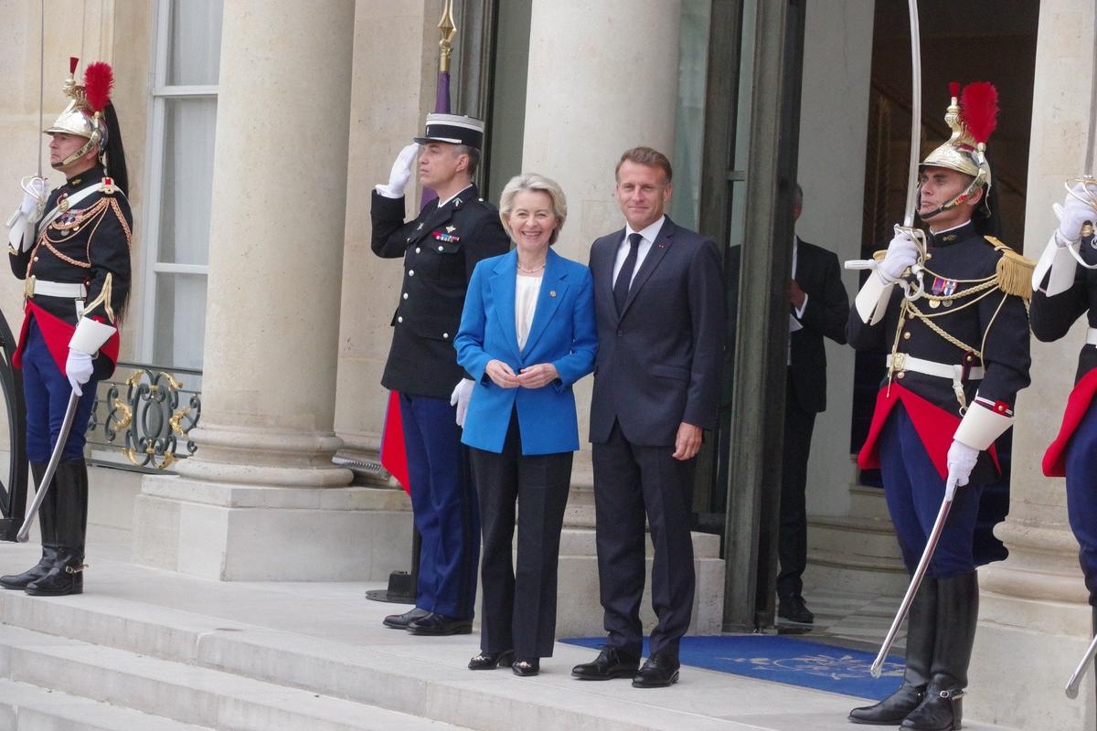 Саммит приходил в очно-заочном формате. Глава Еврокомиссии ЕС Урсула фондер Ляйен была лично. С президентом Макроном на крыльце Елисейского дворца. Фото: Юрий Сафронов / «Новая газета»